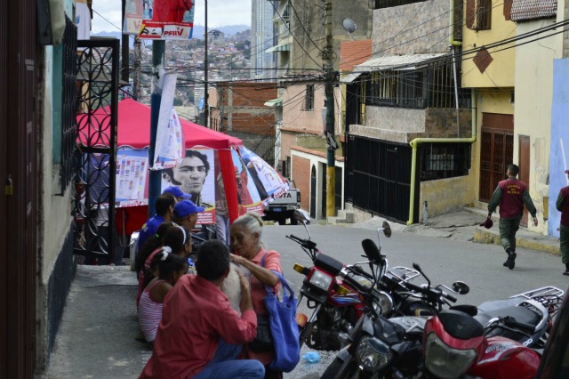 Chavismo despliega puntos rojos alrededor de centros de votación (FOTOS)