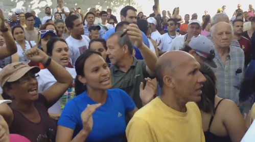 ¡Queremos Votar!: Las SuperMegaMaquinas del CNE fallaron en Macuto, exigen voto manual (Video)