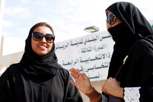 Al menos trece mujeres fueron elegidas para consejos municipales saudíes