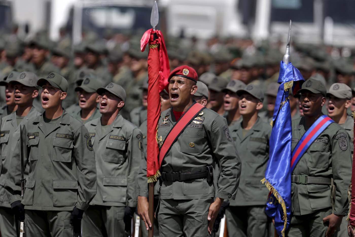Nicolás Maduro desorientó a los militares venezolanos al admitir contactos con EEUU