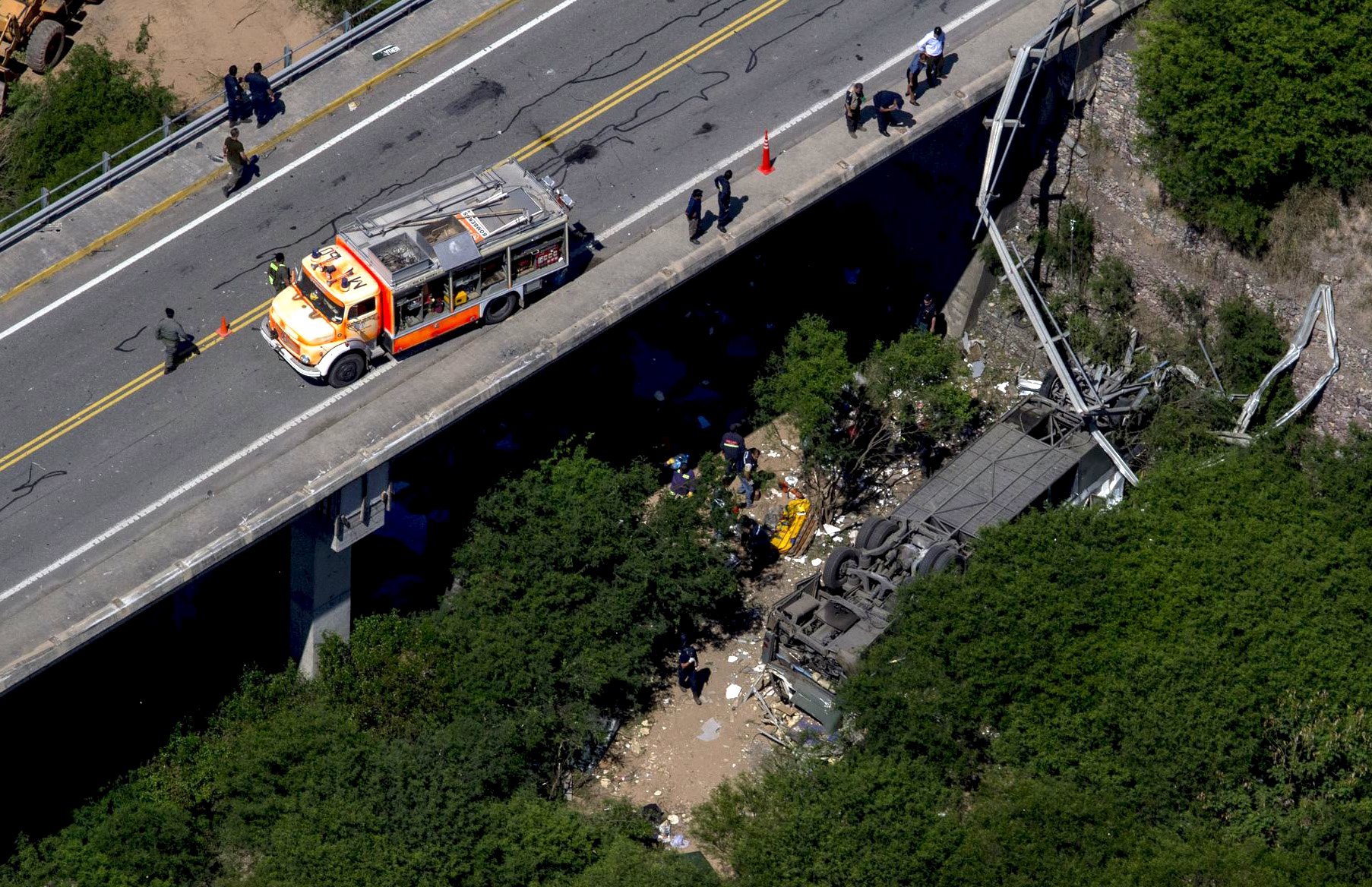 Asciende cifra de muertos por accidente de autobús en Argentina (Fotos)