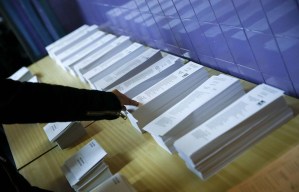España vota en las elecciones más reñidas de su historia moderna