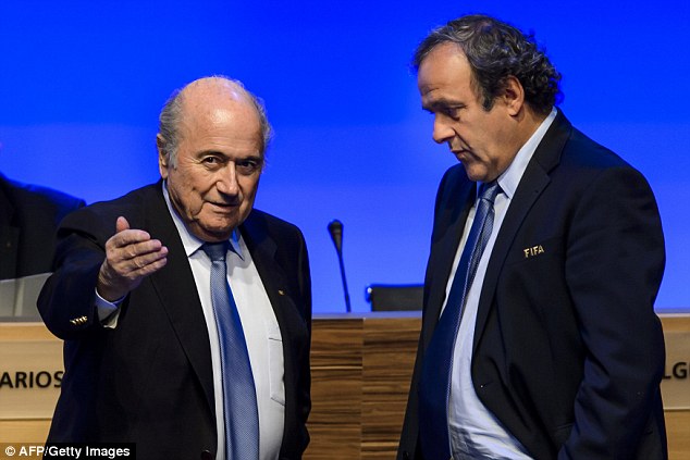 Blatter y Platini, suspendidos ocho años por la FIFA