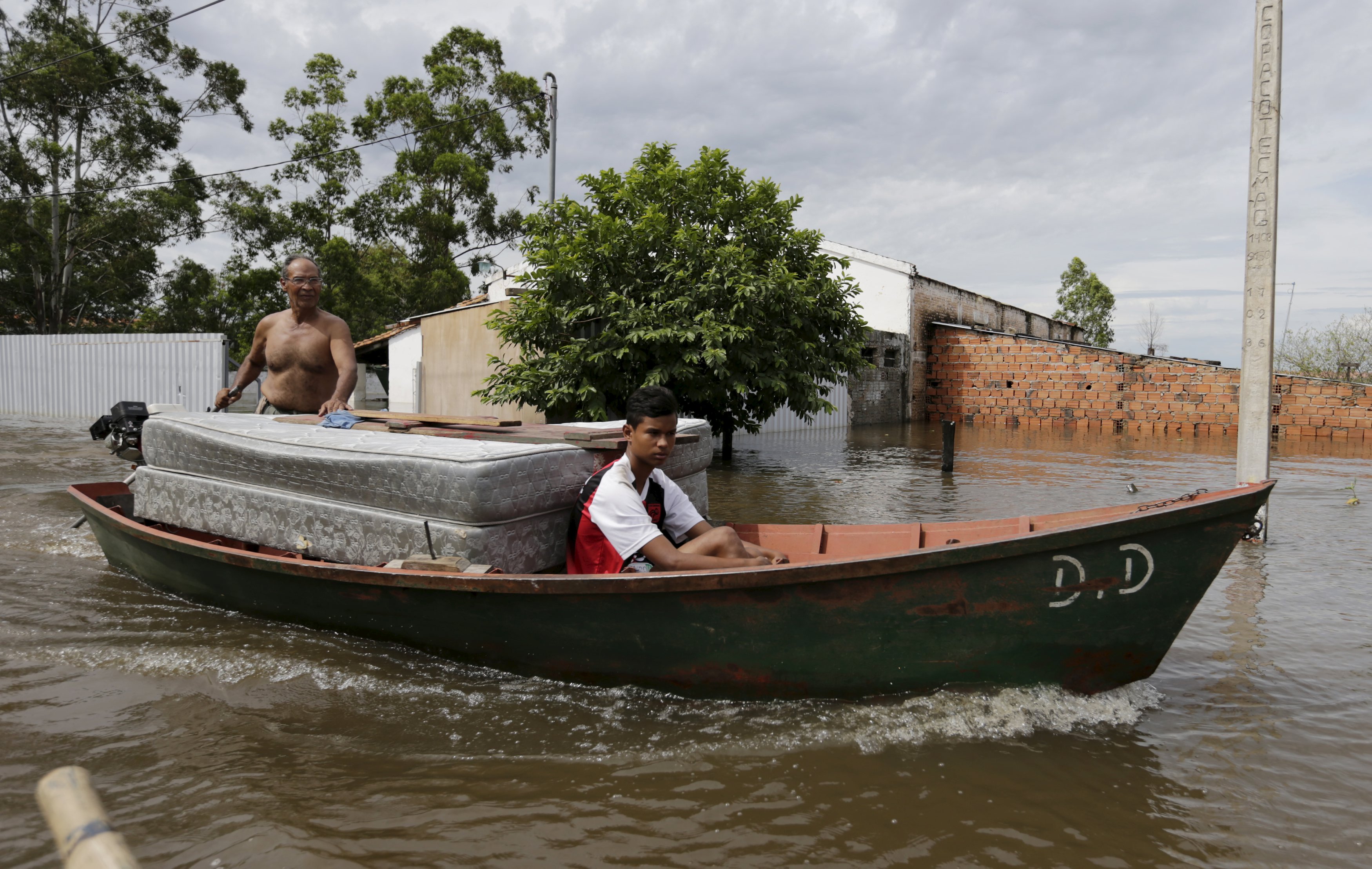 Crecida de ríos se estabiliza en noreste argentino, con 20.000 evacuados