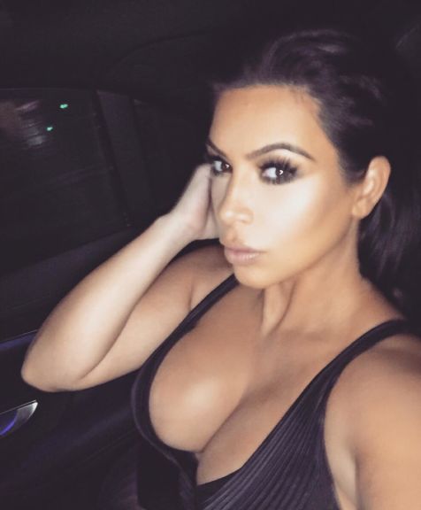 ¡Desprevenida! Kim Kardashian muestra sus boobies en vivo