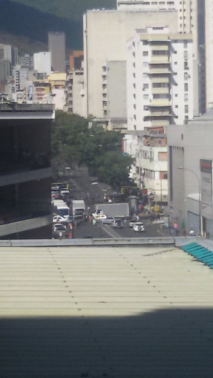 Reportan allanamiento frente al mercado de Quinta Crespo