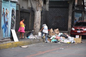 Hurgar en la basura, el drama de algunos venezolanos ante la crisis económica (Video)
