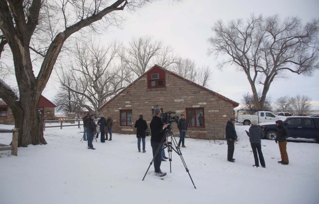 Members of the media tour the Malheur National Wildlife Refuge near Burns, Oregon January 3, 2016. A group of self-styled militiamen occupied the headquarters of a U.S. wildlife refuge in eastern Oregon in a standoff with authorities, officials and local media reports said on Sunday, in the latest dispute over federal land use in the West. REUTERS/Jim Urquhart
