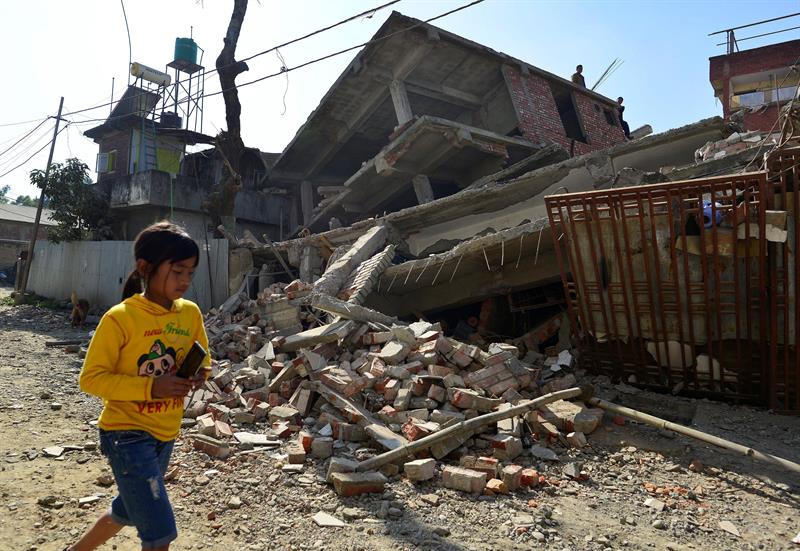 Al menos 10 muertos y 160 heridos por un terremoto en la India y Bangladesh