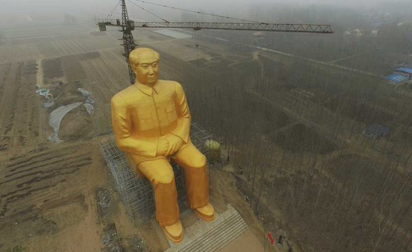 Derriban una polémica y gigantesca estatua dorada de Mao por ilegal