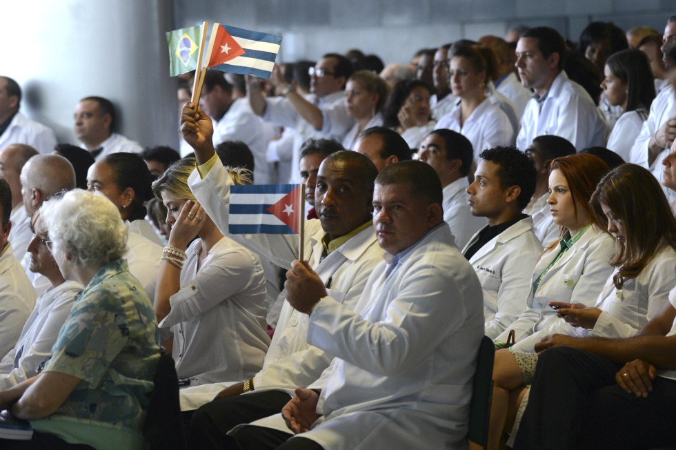 EEUU considera finalizar programa para médicos cubanos que les permite huir de países como Venezuela