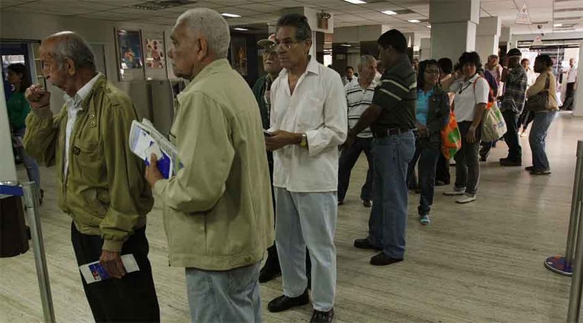 Abuelitos siguen sin recibir los Cestaticket