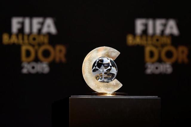 Vista general del premio al Entrenador Mundial de Fútbol Femenino del año 2015 durante una rueda de prensa previa a la entrega de premios Balón de Oro de la FIFA que se celebrará en el Kongresshaus de Zúrich (Suiza) hoy, 11 de enero de 2016. Los entrenadores de los combinados estadounidense, inglés y japonés, Jill Ellis, Mark Sampson y Norio Sasaki, son los tres finalistas al premio Entrenador Mundial de Fútbol Femenino. EFE/Valeriano Di Domenico