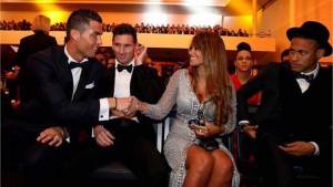 Los memes no perdonan: El saludo entre CR7 y la esposa de Messi en la gala del Balón de Oro