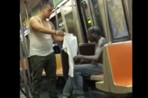 ¡Imperdible! Se quitó su franela y se la dio a un mendigo (VIDEO)