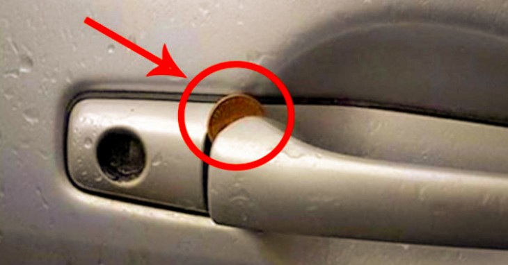 ¡Pilas! Si encuentras una moneda en la puerta del carro debes tener cuidado