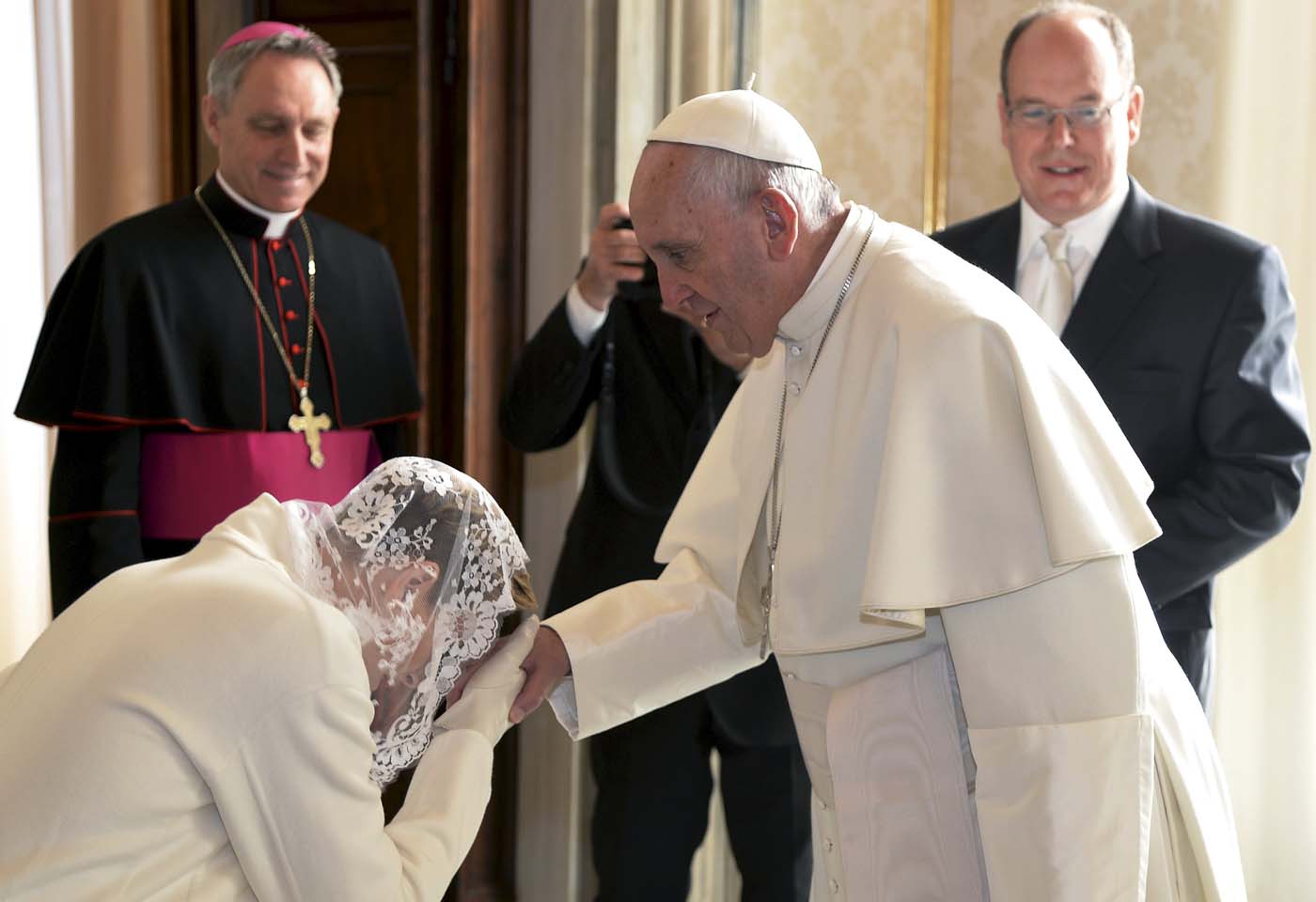 El Papa recibió a Alberto y Charlene de Mónaco (fotos)