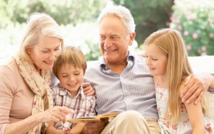 Abuelos que cuidan a sus nietos presentan un menor riesgo de desarrollar Alzheimer