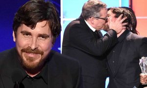 Christian Bale se cayó a besos con el director de su película en los “Critics’ Choice Awards” (VIDEO)