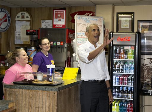 El presidente estadounidense Barack Obama saluda a unas personas mientras visita la tienda Poor Boy Lloyd's, en Baton Rouge, Louisiana, el jueves 14 de enero de 2014. (Foto AP/Carolyn Kaster)