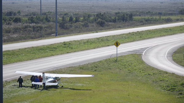 Avioneta aterriza de emergencia junto a autopista del sur de Florida (foto)