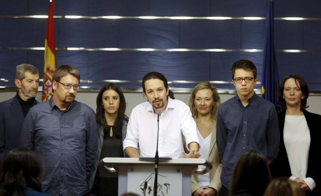 REFILE - CORRECTING SPELLING OF XAVI Podemos (We Can) party leader Pablo Iglesias (C) speaks to reporters during a news conference with party members (L-R) Julio Rodriguez, Xavi Domenech, Irene Montero, Victoria Rosell, Inigo Errejon and Carolina Bescansa, at Parliament in Madrid, Spain, January 22, 2016. REUTERS/Sergio Perez