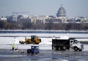 Reabren aeropuertos de Washington con retrasos y cancelaciones de vuelos