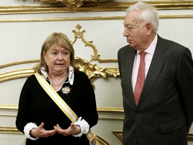 La canciller argentina, Susana Malcorra (i), tras recibir la Gran Cruz de la Orden de Isabel la Católica de manos del ministro español de Asuntos Exteriores y de Cooperación, José Manuel García-Margallo (d), durante el encuentro que han mantenido esta mañana en la sede del Ministerio. EFE/Sergio Barrenechea