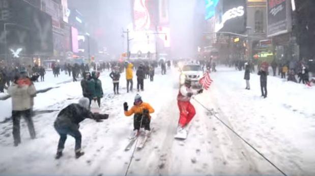 Las calles de Nueva York se convirtieron en una pista de snowboarding (Video)