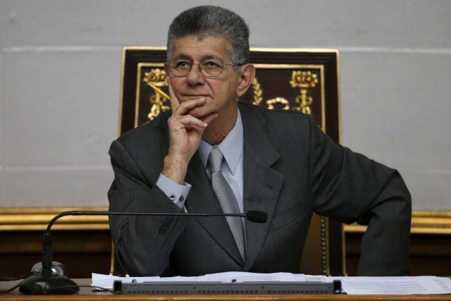 El presidente de la Asamblea Nacional, Herny Ramos Allup, durante una sesión del Parlamento en Caracas. 14 de enero de 2016. El presidente de Venezuela, Nicolás Maduro, difícilmente termine su mandato de seis años ante la aguda crisis económica del país petrolero, dijo el martes el jefe del parlamento, quien agregó que su salida podría darse incluso este año. REUTERS/Carlos Garcia Rawlins