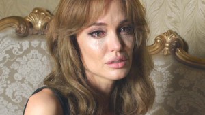 ¡Imperdible! El último topless de Angelina Jolie en “By The Sea” antes de hacerse la mastectomía