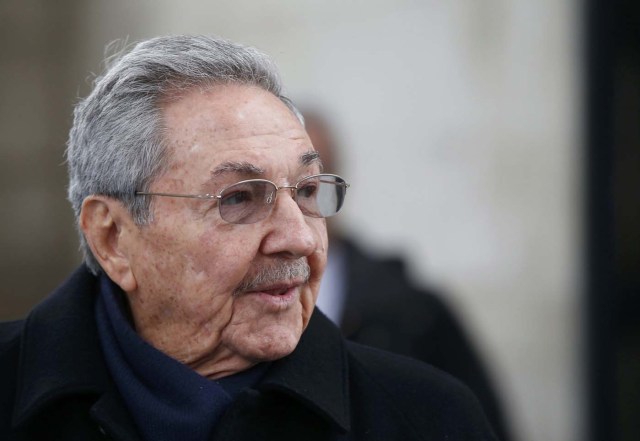 Cuba's President Raul Castro attends a ceremony at the Tomb of the Unknown Soldier at the Arc de Triomphe in Paris, France, February 1, 2016. REUTERS/Jacky Naegelen