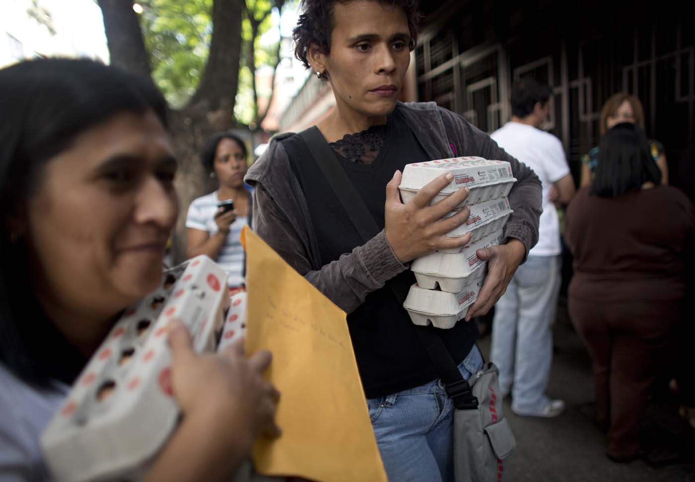 Al menos 50% de los venezolanos dejaron leche y huevos fuera del menú