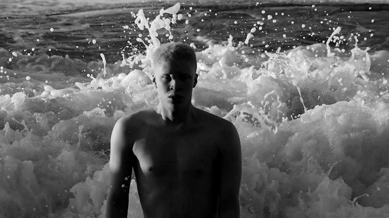 ¡Le llega hasta la rodilla! El kilométrico pene de modelo albino en un video musical se vuelve viral (FOTOS)