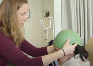 Nuevo tratamiento controla la caída del cabello por quimioterapia (VIDEO)