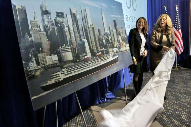 La directora ejecutiva del SS United States Conservancy Susan Gibbs, izquierda, y el presidente de Crystal Cruises Edie Rodriquez presentan una reproducción artística del transatlántico SS United States, en Nueva York, jueves 4 de febrero de 2016. Ambos anunciaron planes de convertir el célebre buque en un crucero. Foto: AP Foto/Richard Drew / AP en español