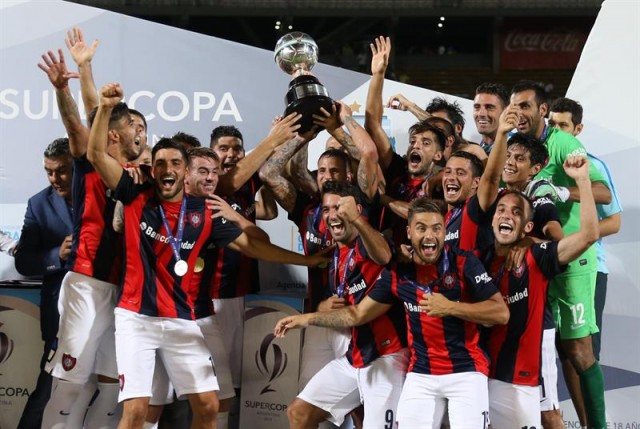 Los jugadores de San Lorenzo festejan la obtención de la supercopa argentina al vencer al Boca Juniors hoy, miércoles 10 de febrero de 2016, en un encuentro disputado en el estadio Mario Kempes de Córdoba (Argentina). EFE 