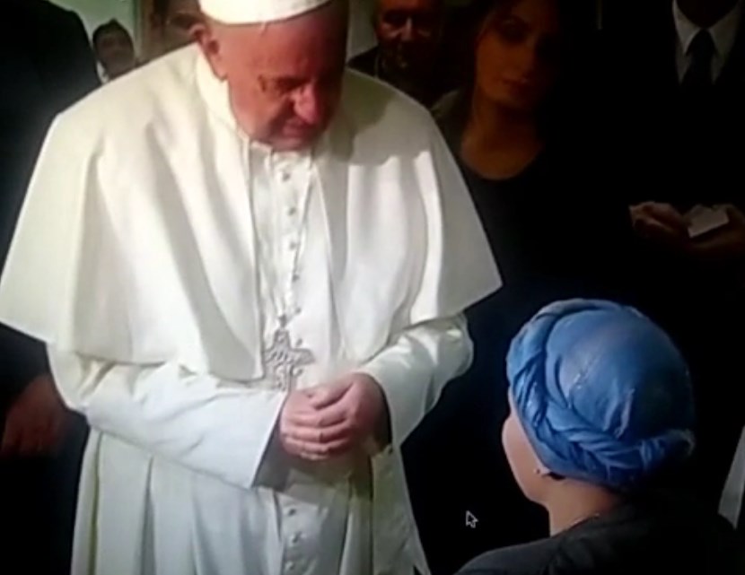 ¡Conmovedor! La paciente con cáncer que dedicó el “Ave María” al Papa (Video)