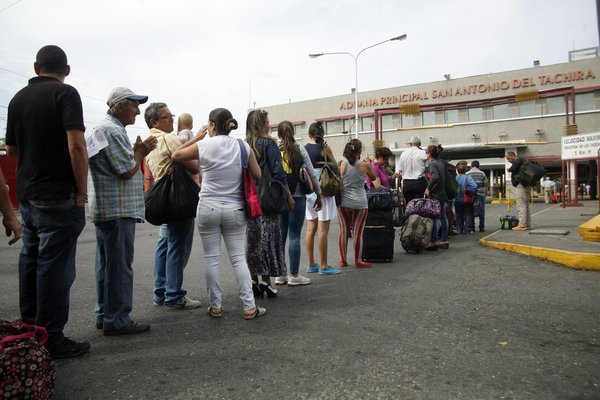 Nueva restricciones a viajeros por el puente internacional Simón Bolívar