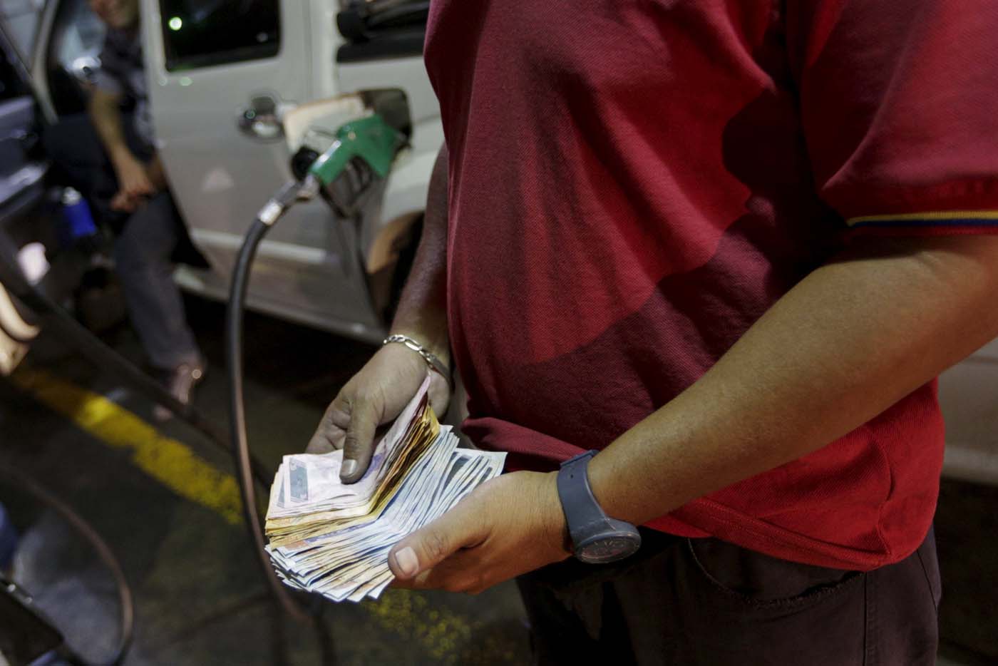 El desconcierto de los venezolanos ante anuncio de aumento de la gasolina (Testimonios)