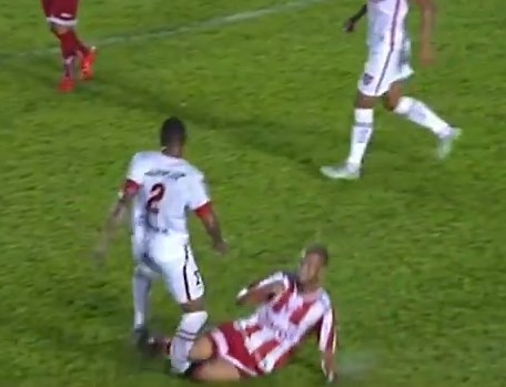 ¡Brutal! Una barrida le “destrozó’” la pierna a este jugador brasileño (video)