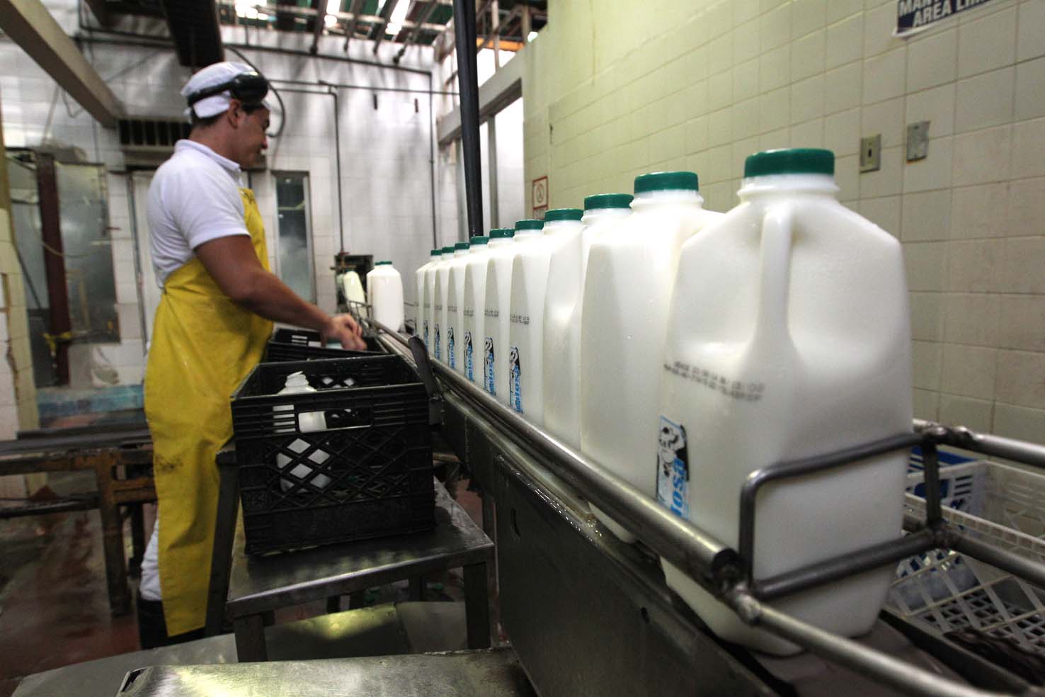 Industria láctea trabaja a 20 % de su capacidad por la escasez de gasolina