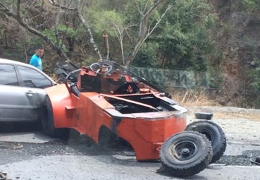 Camión volcado en autopista Petare-Guarenas generó fuerte congestión vehicular (Fotos)