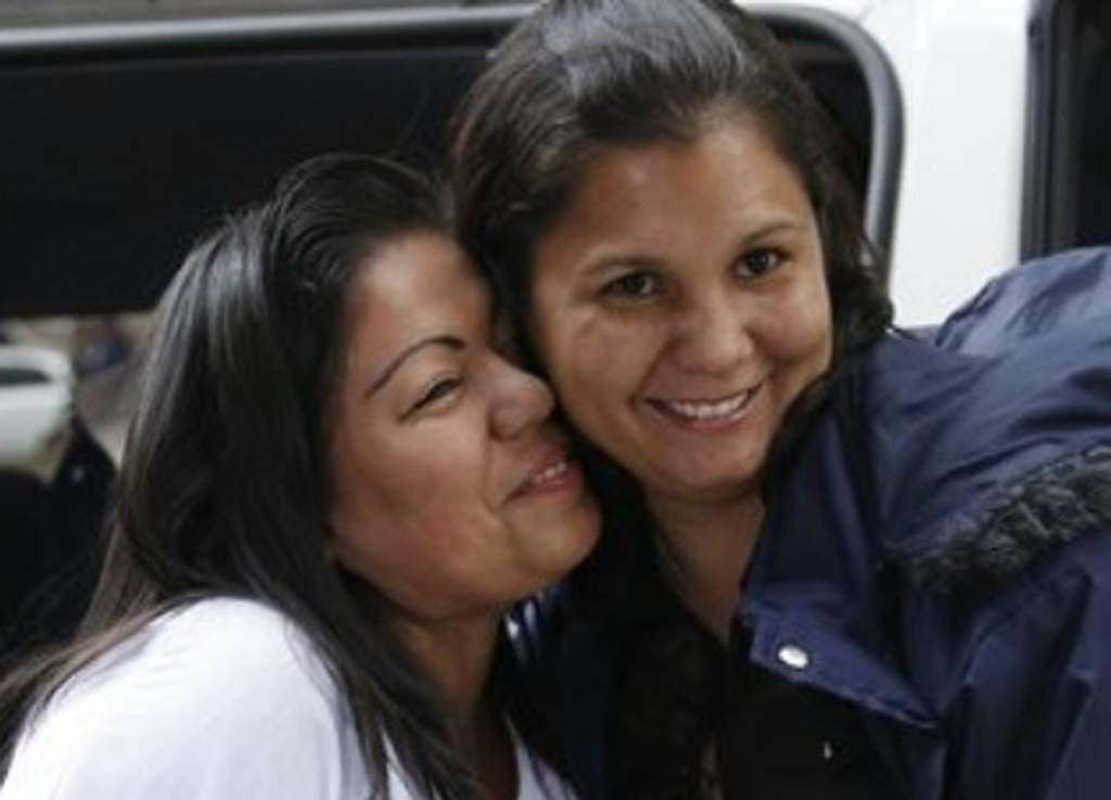 Dos hermanas se reencuentran luego de 30 años de la tragedia de Armero