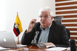 Ministro de Defensa de Ecuador anuncia su renuncia tras cese de cúpula militar