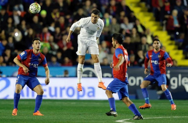 El delantero portugués del Real Madrid, Cristiano Ronaldo (c), remata un balón ante los defensores del Levante, durante el encuentro correspondiente a la jornada 27 de primera división, en el estadio Ciutat de Valencia. EFE