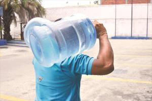 Hasta en 320 bolívares venden los botellones de agua potable en Valencia
