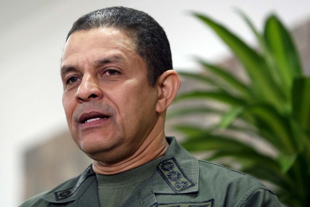 El viceministro de Defensa de Venezuela, Alexander Hernández, habla con los medios en la base militar Fuerte Tiuna (Foto Reuters/Marco Bello)
