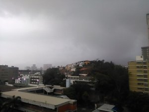 Caraqueños se manifestaron ante la llovizna caída en la ciudad capital