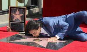 Eugenio Derbez dedica su estrella en Hollywood a los hermanos latinos
